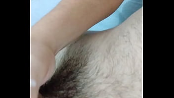 Novinho branquinho gozando a vontade.