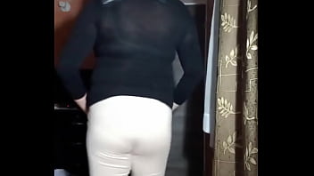 La sexy Liseth con su pene ajustado en su pantalon, ropa interior caliente y leche