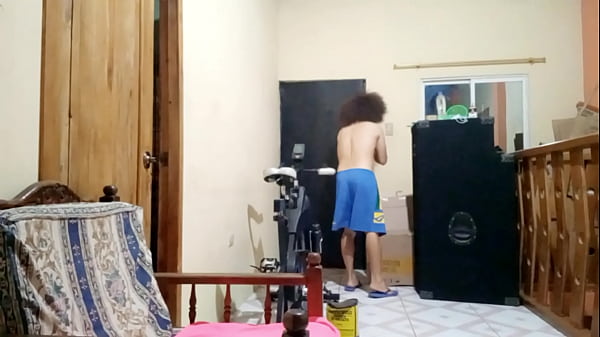 LA FIESTA DE DISFRACES SE TORNA FANTASTICA DESPUES DE QUE LA MADRASTRA SE PONE DE ACUERDO CON EL HIJASTRO PARA TENER SEXO EN LA SALA DE LA CASA. NO SATISFECHOS CON ESO, VAN A FOLLAR DE PIE EN EL BAÑO. PORNO REAL CASERO GRATIS