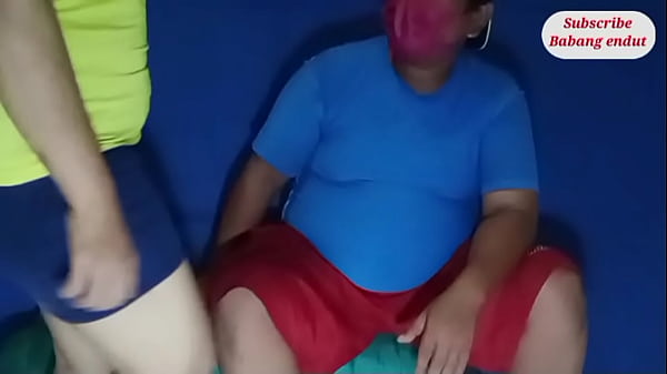 The horny milf next door asked to be fucked. I initially used a condom. Finally, I took it off and cum inside her pussy.Jago jilmek