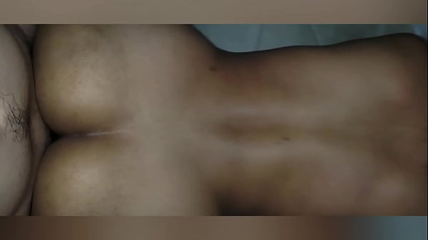 Morena le gusta estar desnuda en su habitación!! Hermanastro cachondo se mete a la habitación de su hermanastra mientras ella descansa!!! La cojo duro y profundo de perrito!!