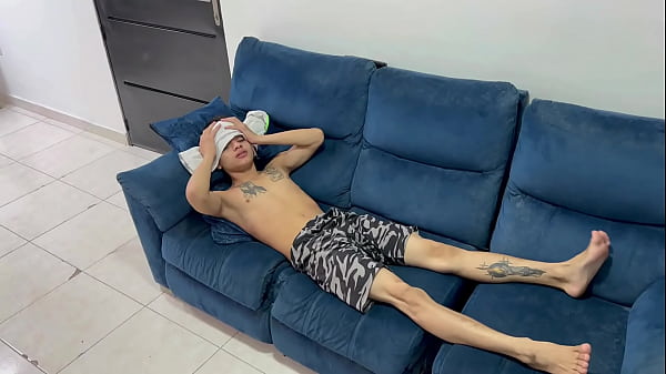 Me hago el enfermo para que mi timida hermanastra me cure con su rico y estrecho coño. H.L.