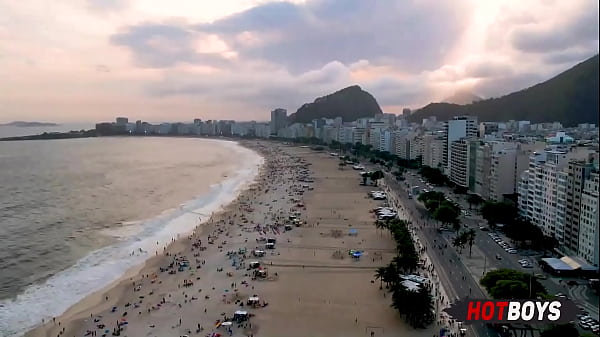 Maloqueiro mamando o pirocão do amigo novinho
