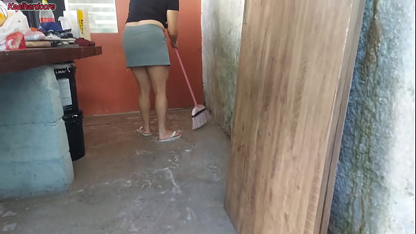 minha esposa saiu e a empregada baixinha gostosa pegou meu pau e colocou dentro dela na área de casa