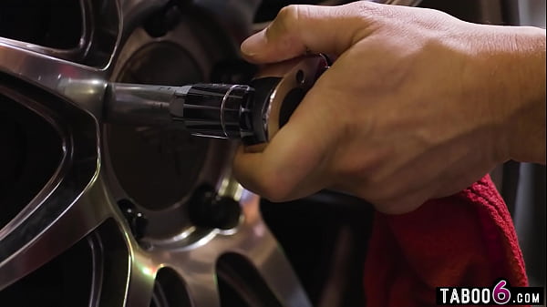 Mechanic makes glamorous girl get dirty when she came to pick up boyfriends car