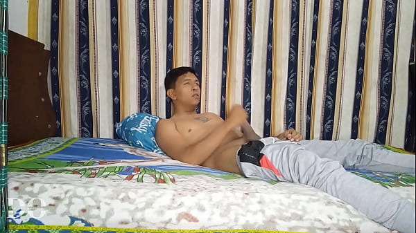 Hermanastra pide ayuda con sus tareas, pero en vez de estudiar prefiere que le estudien su tierno y húmedo coño a profundidad