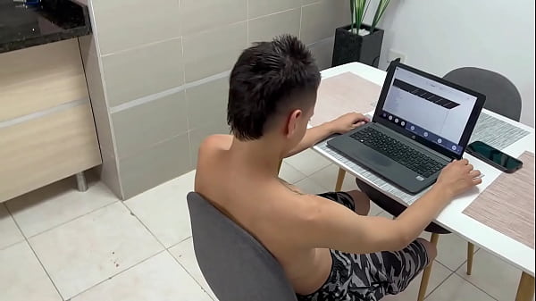 Me follo duro por el culo a mi pequeña hermanastra como premio de merito de sacar buenas notas. H.L.