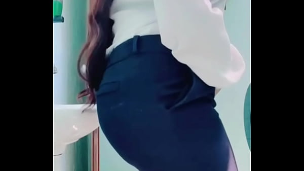 secretaria sexy culona nalgona bellísima se quita todo su uniforme en la oficina y muestra toda su vagina y su culo gordo mexicana caliente secretaria cachonda