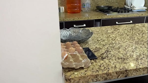 Hermosa Hijastra Limpiando la Cocina en Vestido Sexy y Ajustado Con su Gran Culo