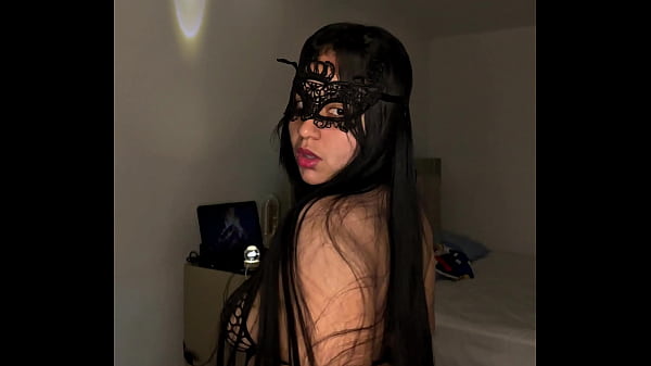 jovencita tierna enmascarada se masturba su gordo coño