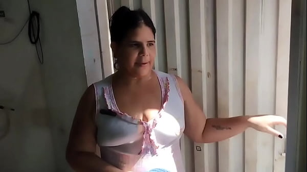 Mi hermanastra se baña en mi casa y me pide ayuda y termino follándola por su gran culo