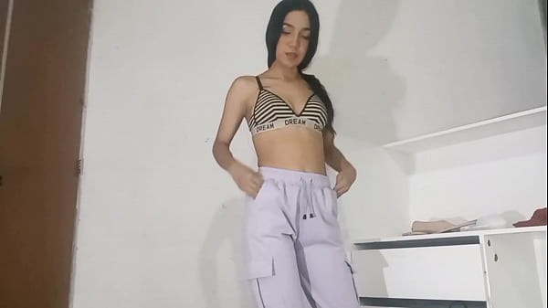 MI ESPOSA LLEGA LA CASA PERO LLEGA DE MAL GENIO y ella se pone a limpiar la casa pero solo para QUE YO LE META EL PENE SU APRETADA VAGINA – PORNO EN ESPANOL