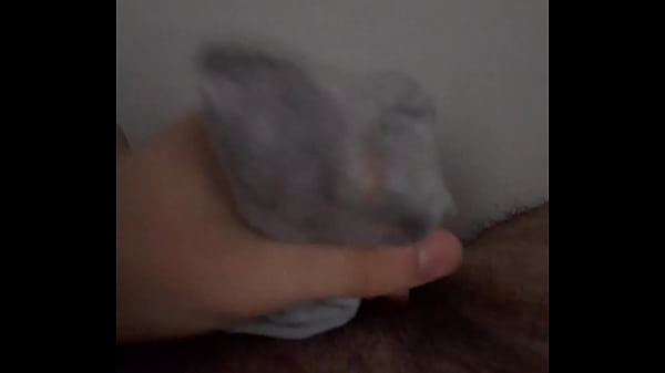 Novinho peludo batendo uma com meia