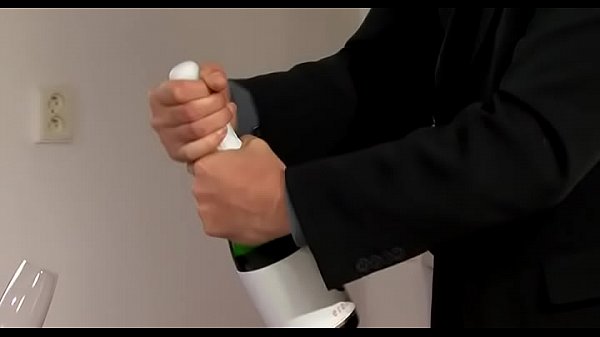 Lusty Rachel Evans does her best to cum