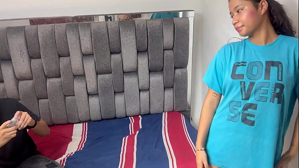 A mi pequeña hermanastra se le ve sexy mi camisa y yo se la quito para coger rico con ella. H.L.