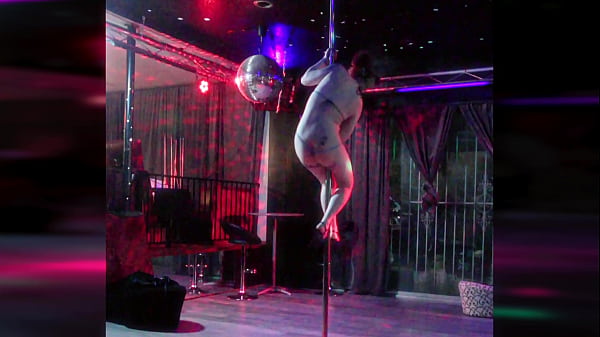 Manic Moxxi shows you her pole dancing