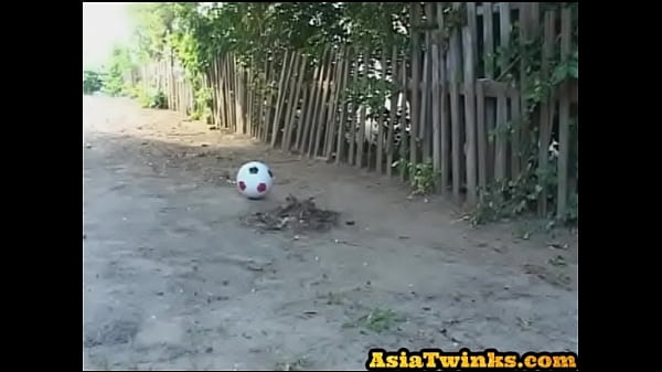 Skinny Asian amateurs blowing cocks in group action