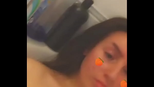 een dame zit in bad en mastuurbeert