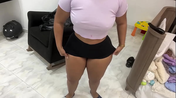 pillada a la voluptuosa sirvienta en su intimidad