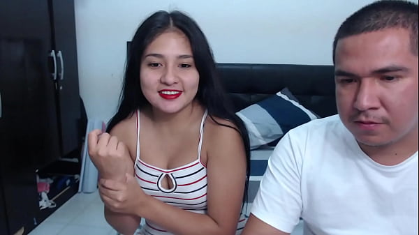 Queria ser modelo de tacones altos y termino masturbandose con ellos y dejandose tocar por el productor