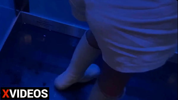 Cuando mi vecino viudo se quedó en la puerta, lo invité a mi casa y follé – mi vecina me invita a coger