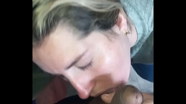 Se la traga hasta el fondo y le acabo en el fondo de su garganta