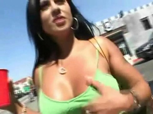 Busty babe mariah flashing her tits in public    html5player.setencodedidvideo('kiudv9863