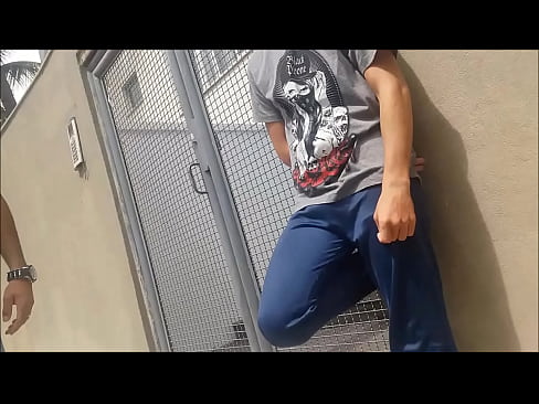 Teen big bulge caught on street    html5player.setencodedidvideo('ihobfvk359a