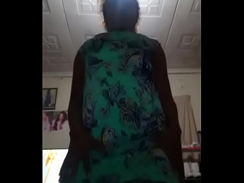 Kenyan girl twerking 2    html5player.setencodedidvideo('ktifbvdaab7