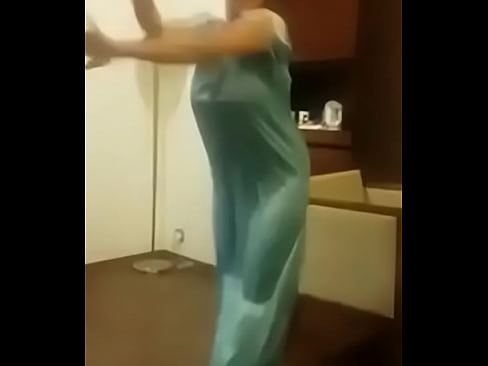 Indian aunty dance with big boobs    html5player.setencodedidvideo('ekfibhde6d