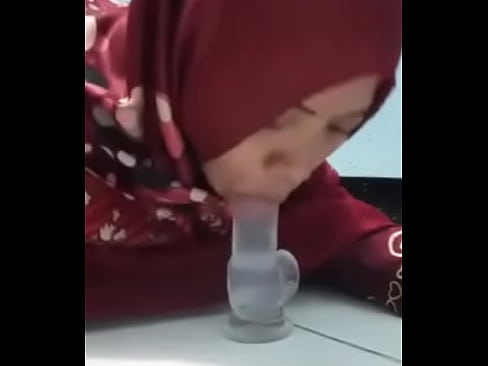 Asian muslim riding dildo    html5player.setencodedidvideo('ubpvphoefaf