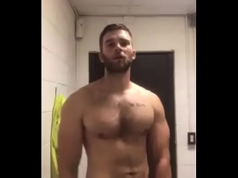 Musculoso gostoso no quarto    html5player.setencodedidvideo('kkomvob66a5