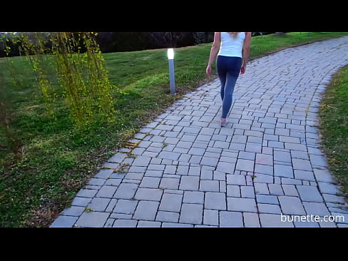 Public butt plug walk in the garden    html5player.setencodedidvideo('idmopfva4fa