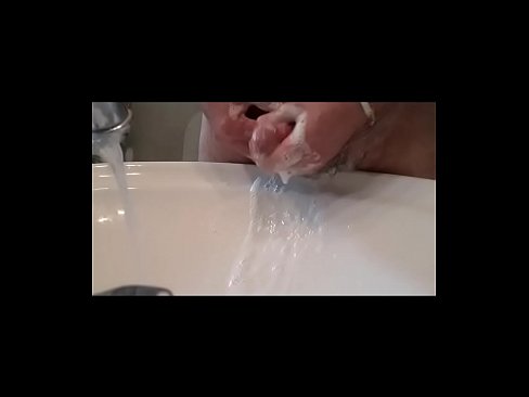 Wash my penis    html5player.setencodedidvideo('hivbmko3532