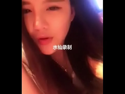 咩女网红在开房的酒店里直播唠嗑，还露出了性感的大奶子    html5player.setencodedidvideo('iudktib2199