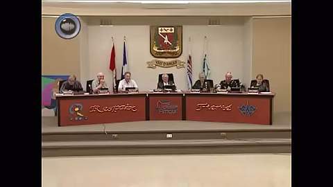 Casal caseiro de webcam desfrutando de uma sessão de beijos quente.