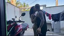 Cheia de tesão seduzi o motoboy e ele me fudeu gostoso