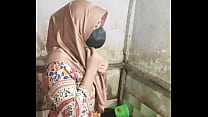 Mandi sambil colmek di kamar mandi