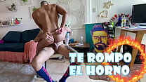 Bottom Muscle Hunk se fait sodomiser par son copain dans la cuisine - Avec Alex Barcelona et Nikelaos