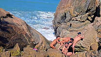 Pelados e fodidos orgia na praia fodendo na pra...