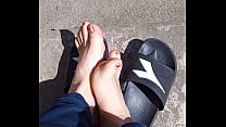 Piedi al sole prima della pedicure.