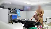 Doctor love fucks his patient while her husband is outside 28分钟