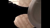 pisse dans les toilettes avec de la broche et du sperme.