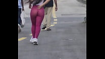 Casada quase nua na rua de calça legging transp...