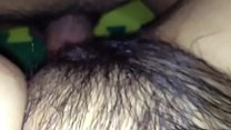 【家庭】哥哥趁著家人不在,用那硬梆梆的雞巴,硬深深地插入了親妹妹的軟嫩小穴,奪走了弱智妹妹的第一次。