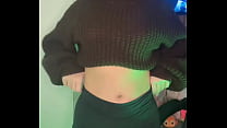 Morena de legging dan&ccedil;ando