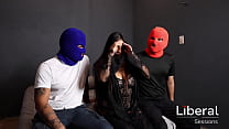 Hotwife cogiendo con dos chicos enfrente de su esposo cornudo