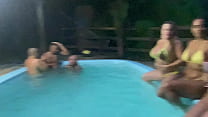 fizemos uma festinha na piscina e os garotos comeram todas nos
