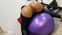 Tnsando na bola de pilates com o professor da a...