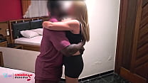 Corno divide a esposa loira gostosa com negro dotado e mete nela a noite toda! BBC | Cuckold shares his hot blonde wife with a well-endowed black guy and fucks her all night! BBC